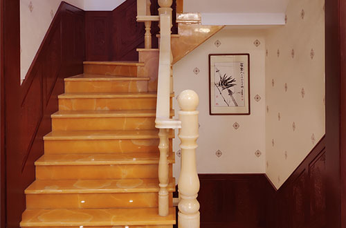 永靖中式别墅室内汉白玉石楼梯的定制安装装饰效果